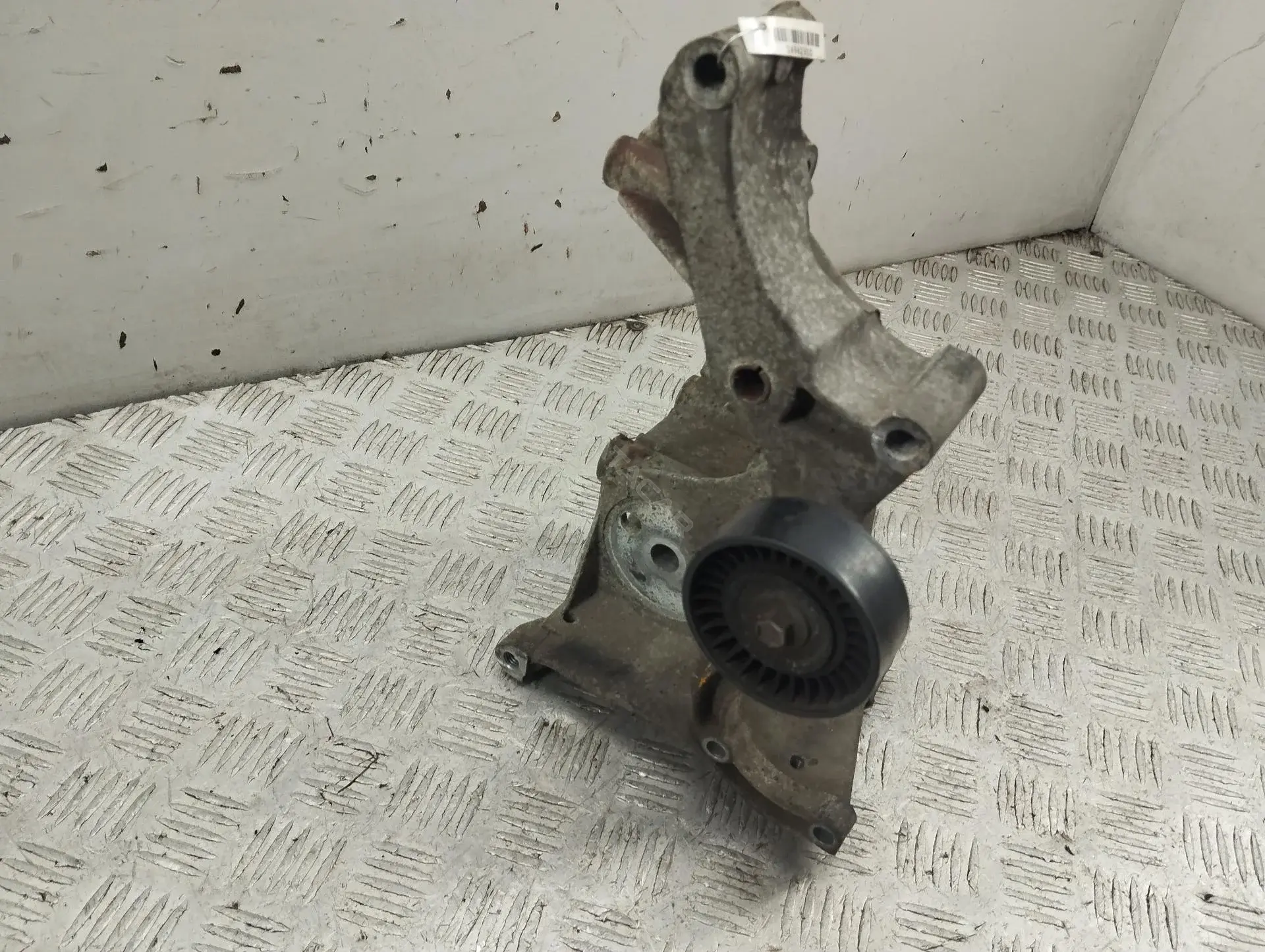Кронштейн компрессора кондиционера 95WF19K341AE