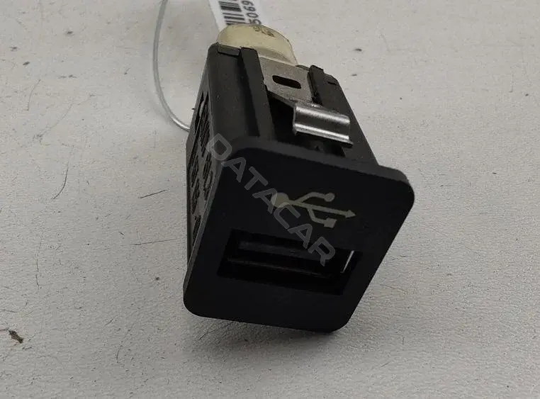 Разъем AUX / USB 9167196