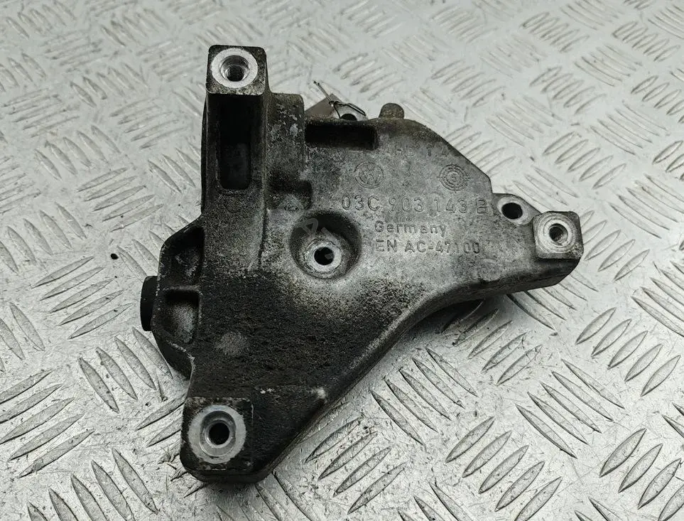 Кронштейн компрессора кондиционера 03C903143B
