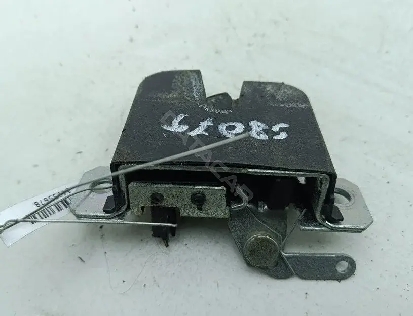 Замок крышки багажника 6L6827505A