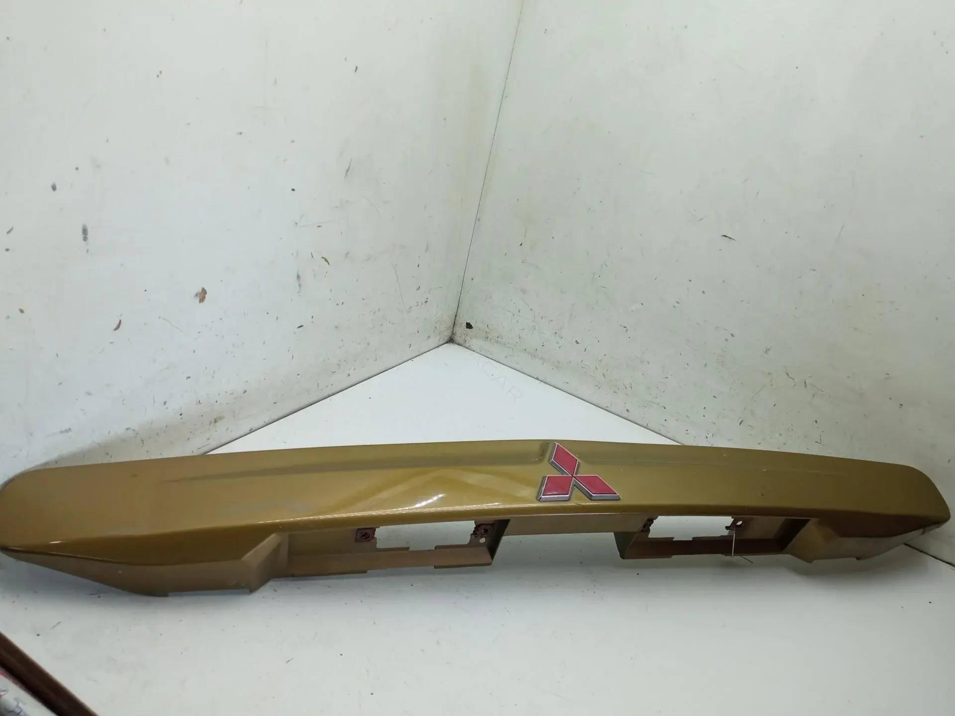 Фонарь подсветки номерного знака MR245529