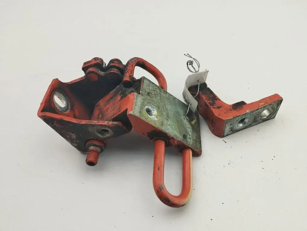 Петля двери 4B0833412D