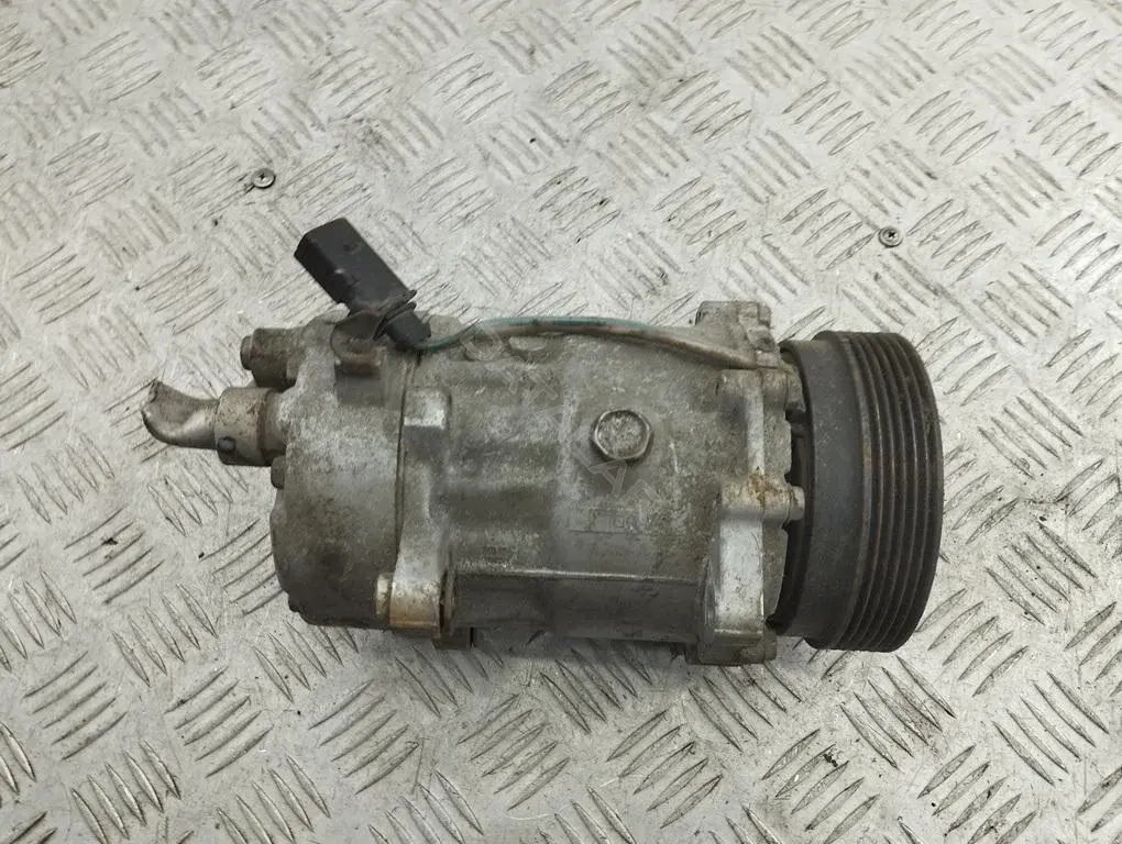 Компрессор кондиционера 1J0820803