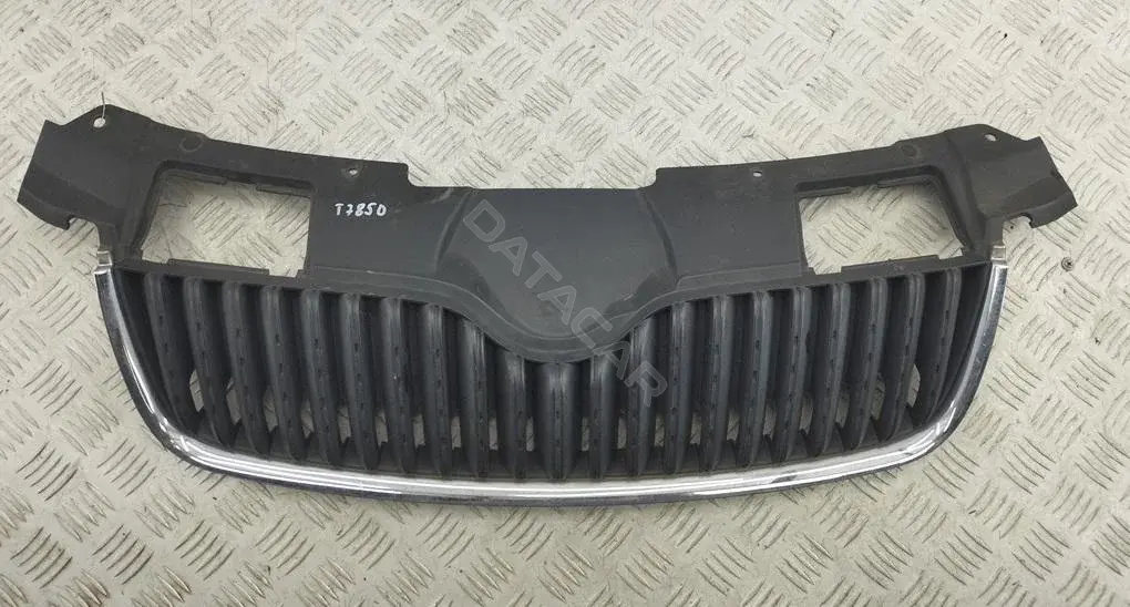 Решетка радиатора 5J0853668A