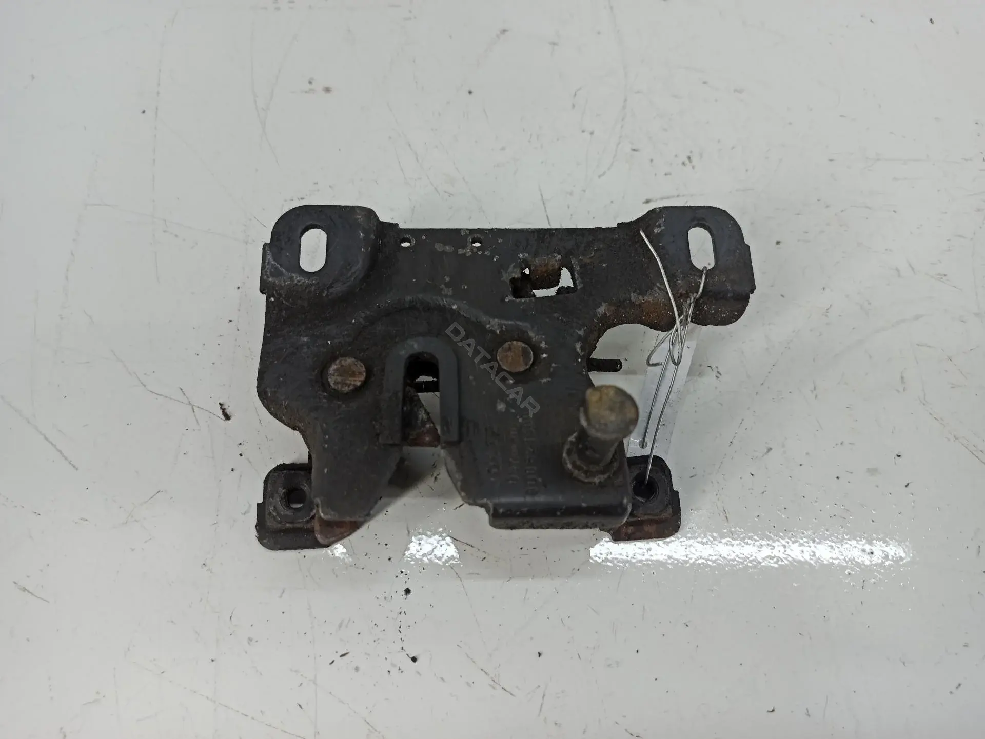 Замок капота 8D0823509C