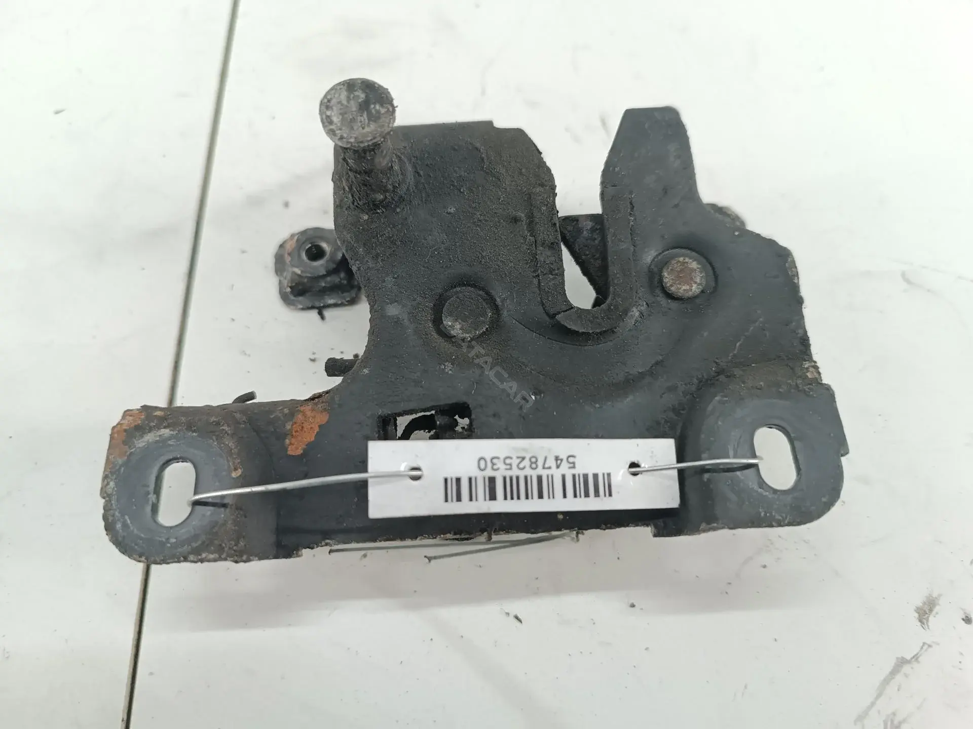 Замок капота 8D0823509