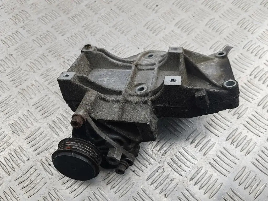 Кронштейн компрессора кондиционера 058260885C