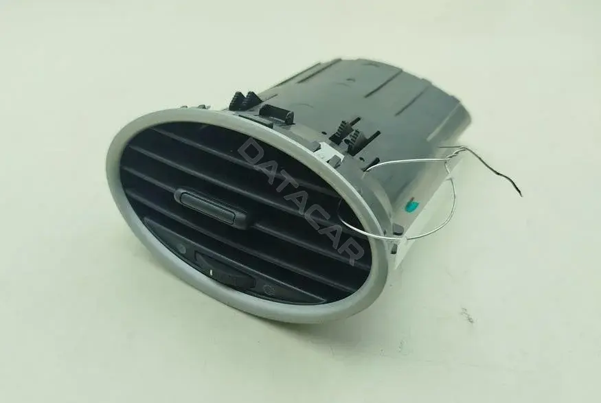 Дефлектор обдува салона 4M51A014L21AD