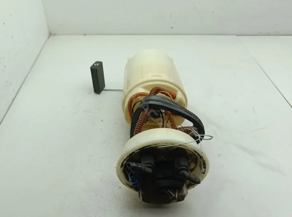 Топливный насос 7M3919051A
