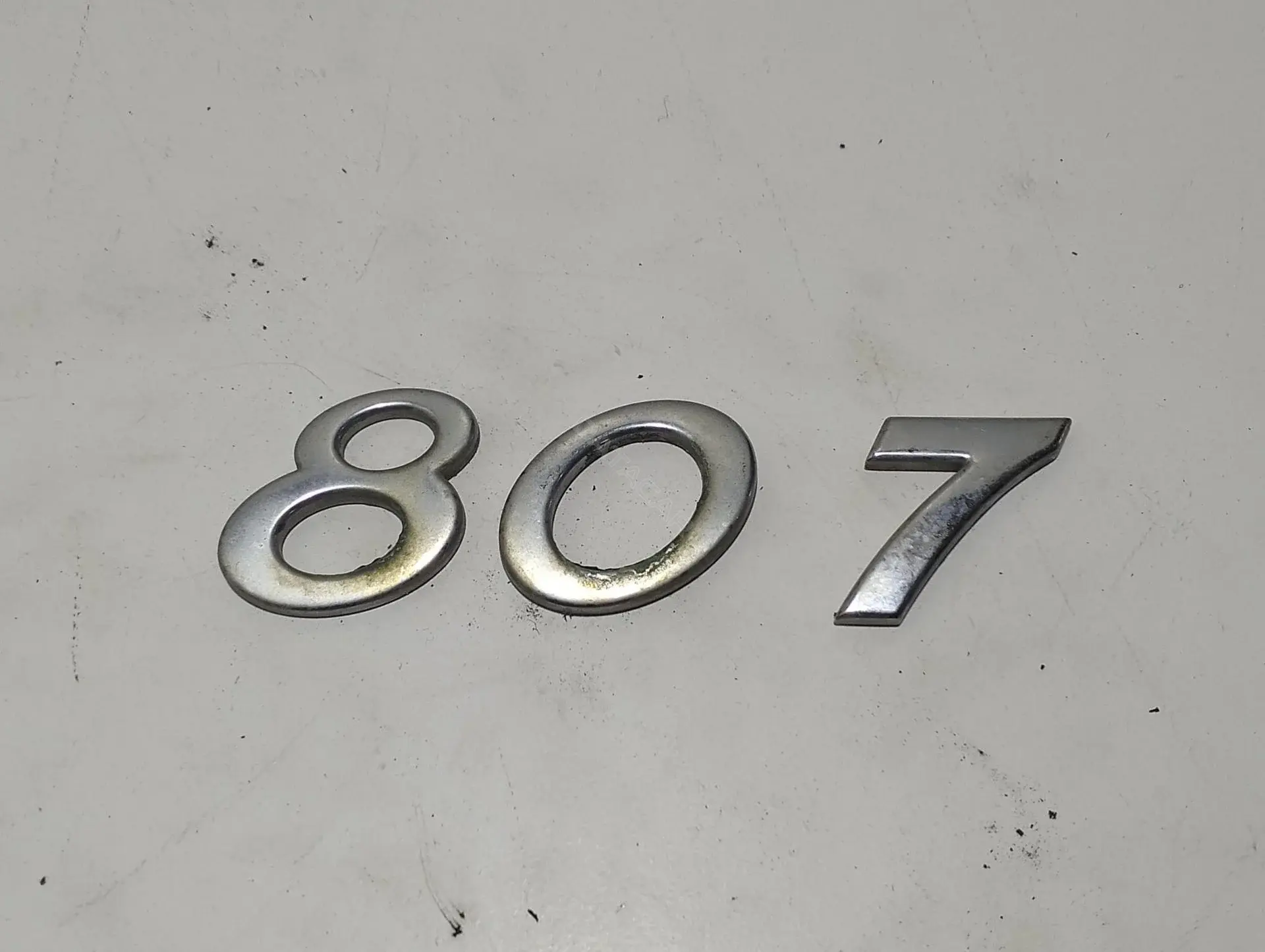 Эмблема 807
