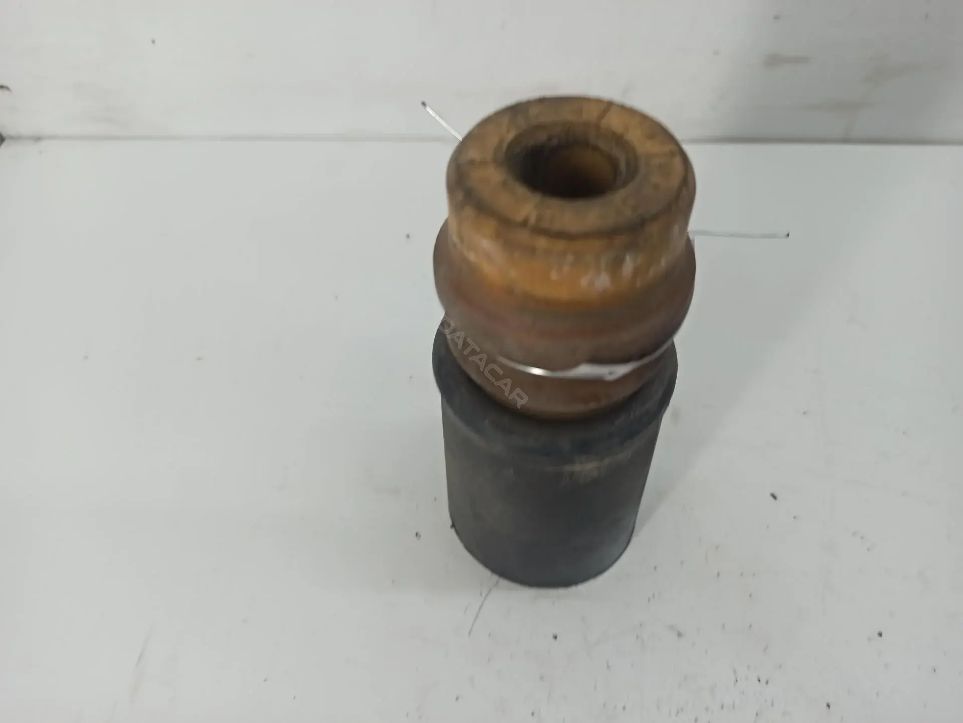 Отбойник амортизатора 8D0412131