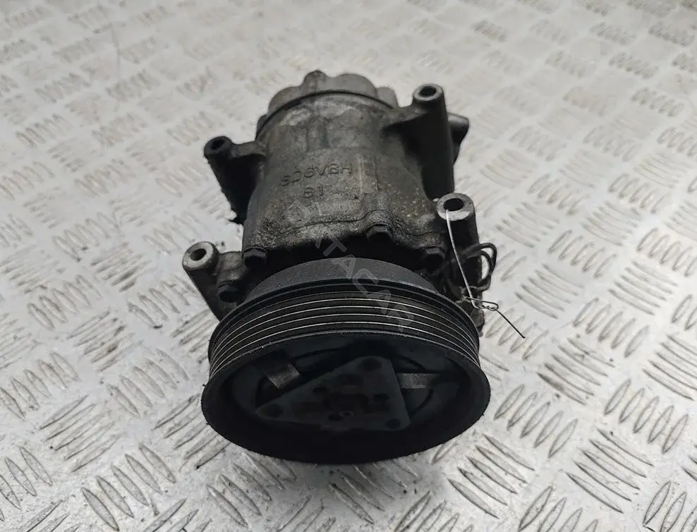 Компрессор кондиционера 8200315744