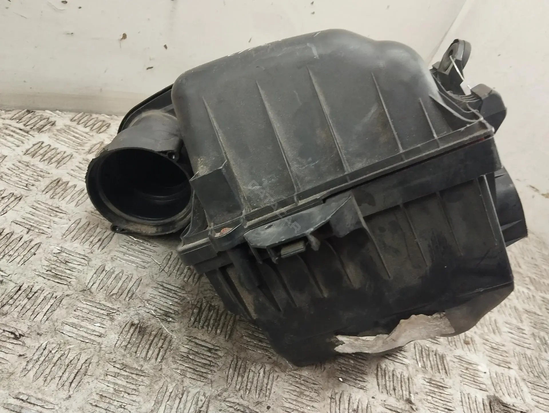 Корпус воздушного фильтра 7M3129607A