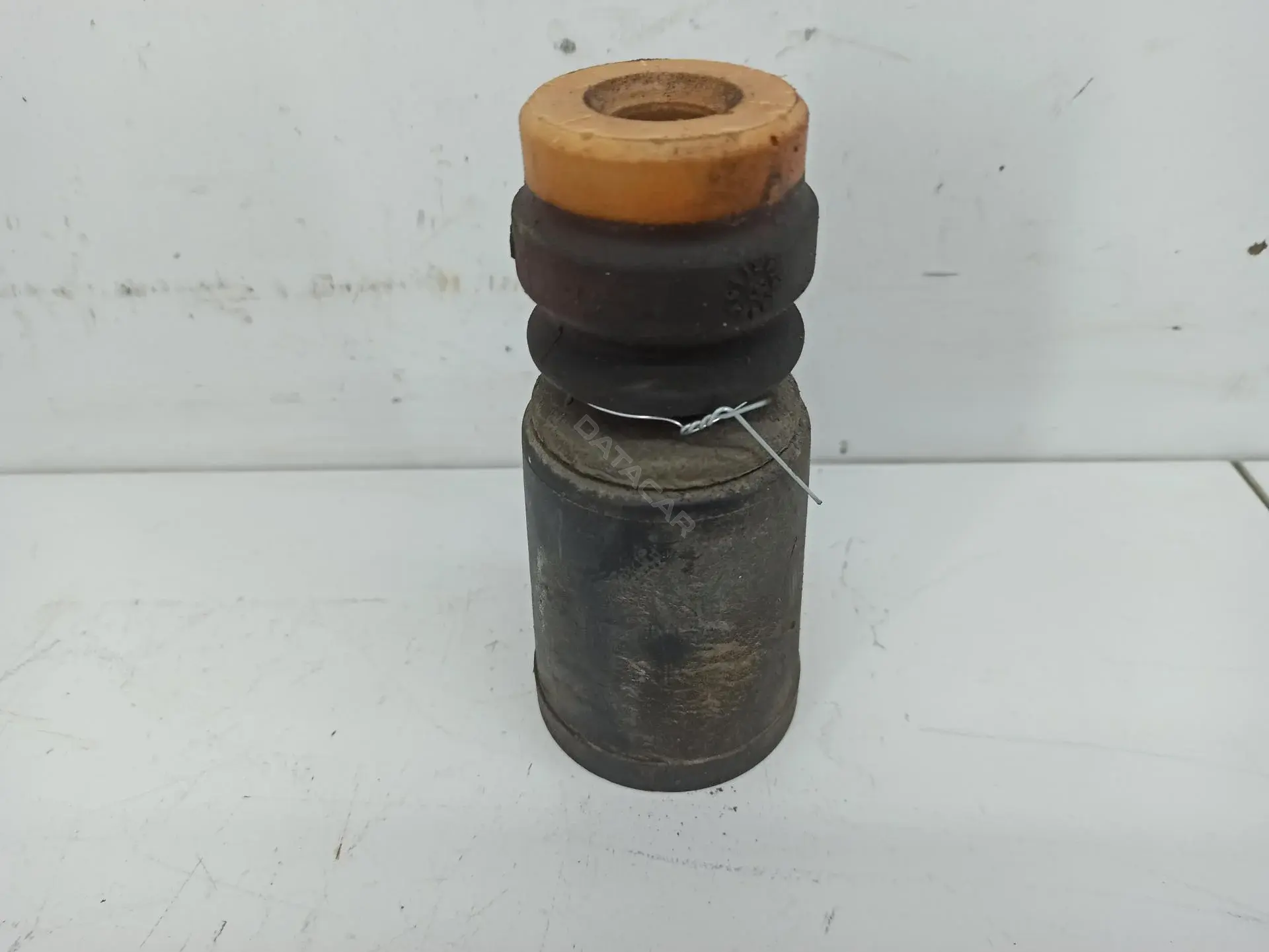 Отбойник амортизатора 8D0412131D