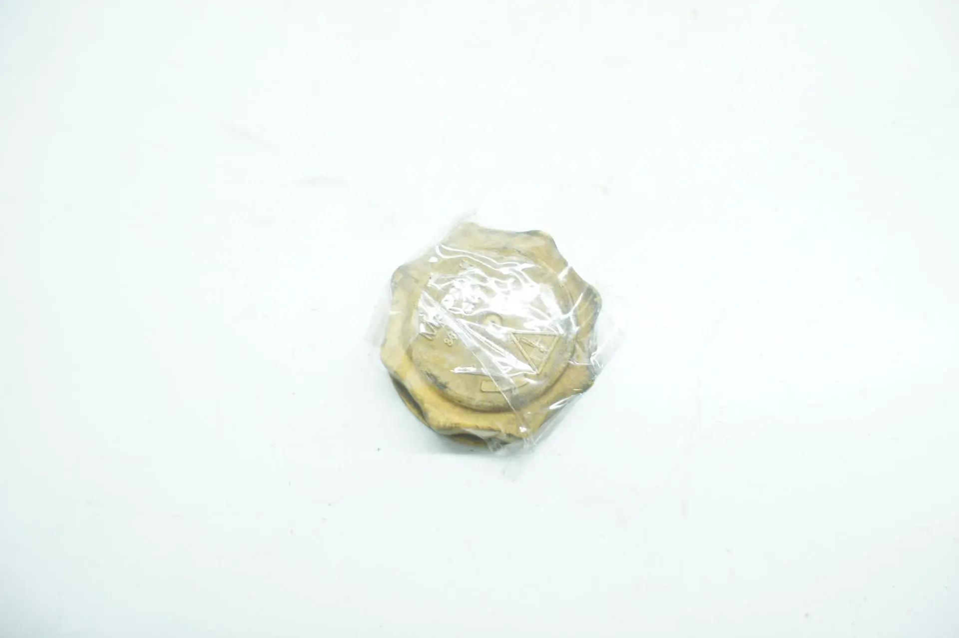 Крышка радиатора / расширительного бачка 86GB8100GC