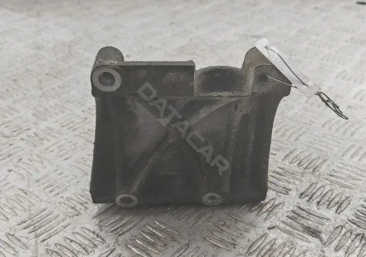 Кронштейн компрессора кондиционера 4M5019D624CC