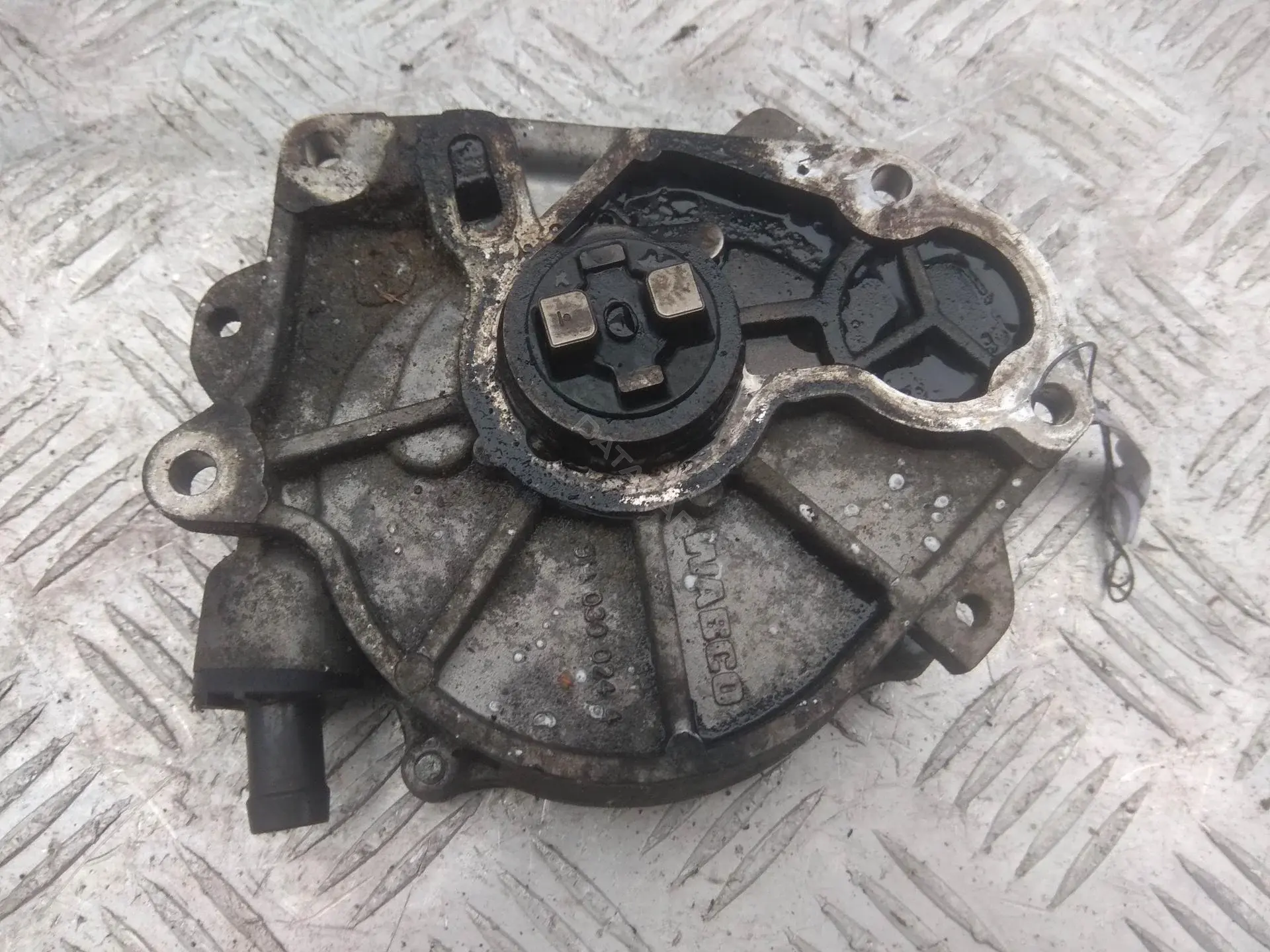 Вакуумный насос 03L145100BCFFB