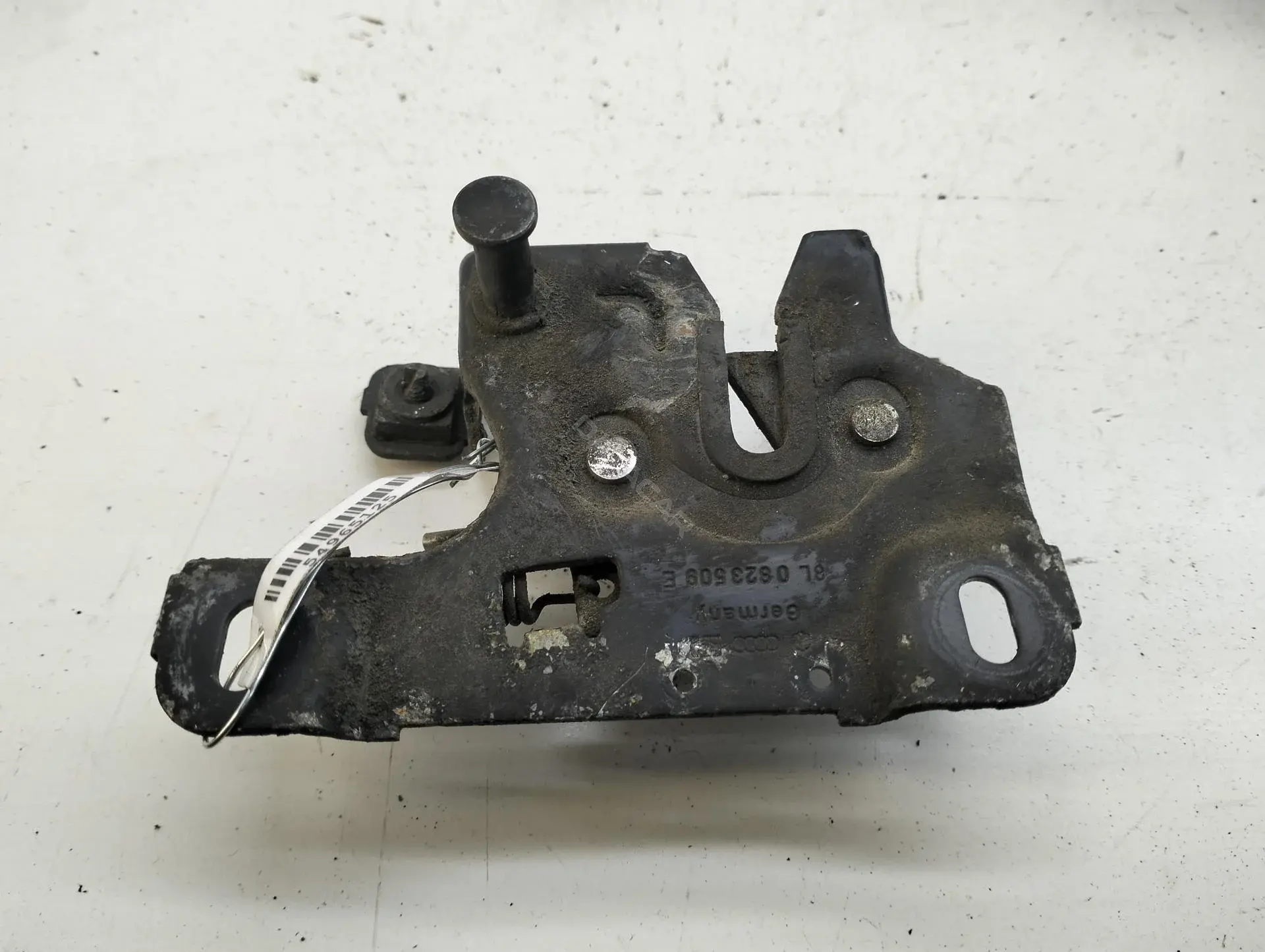 Замок капота 8L0823509E