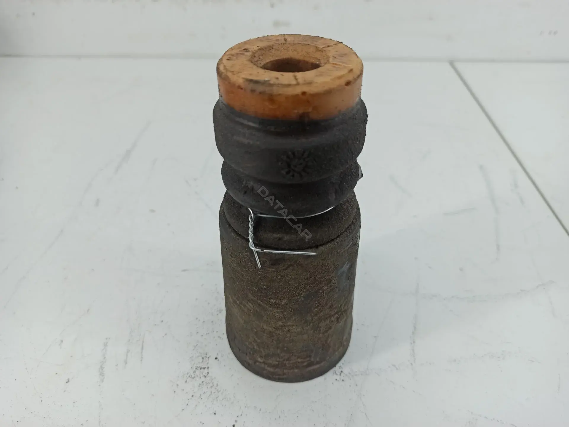 Отбойник амортизатора 8D0412131D