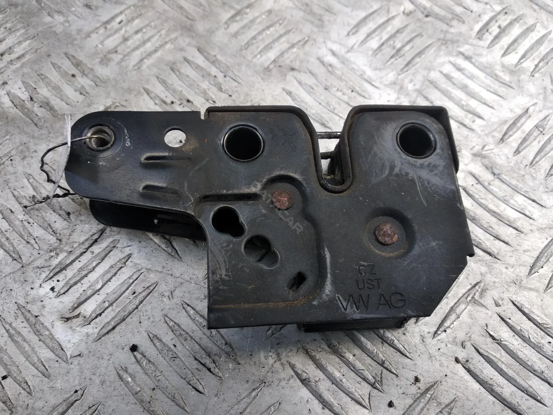 Замок капота 1T0823509A