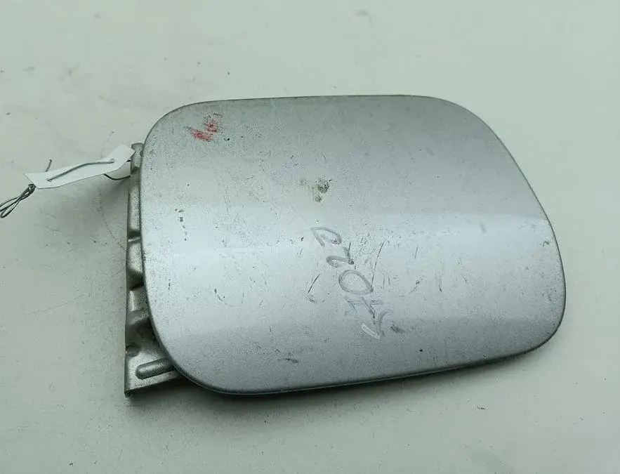 Крышка лючка топливного бака 8A0010122A