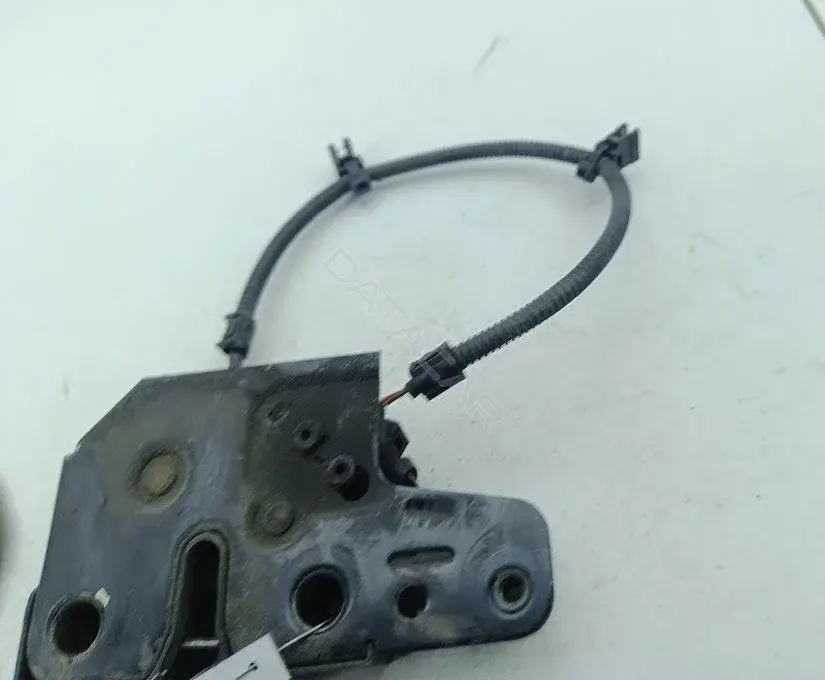 Замок капота 1T082309B