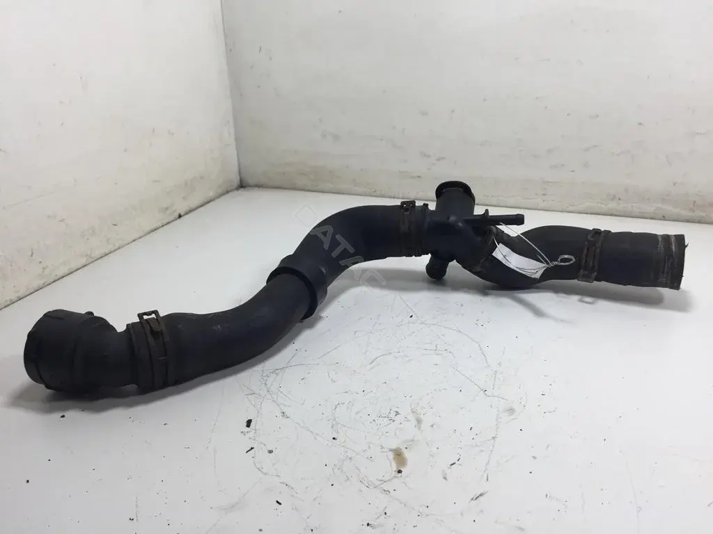 Патрубки системы охлаждения 8L0122101E