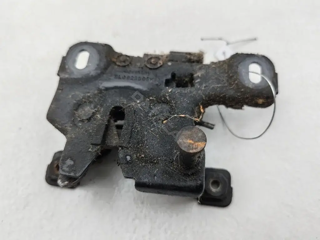 Замок капота 8L0823508K