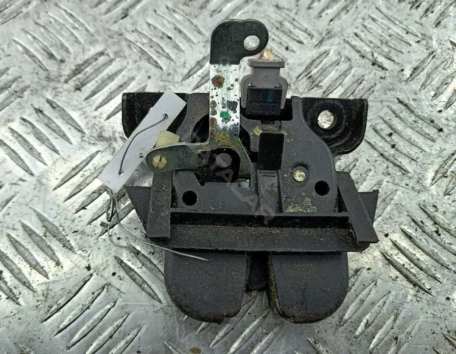 Замок крышки багажника 8D9827505A