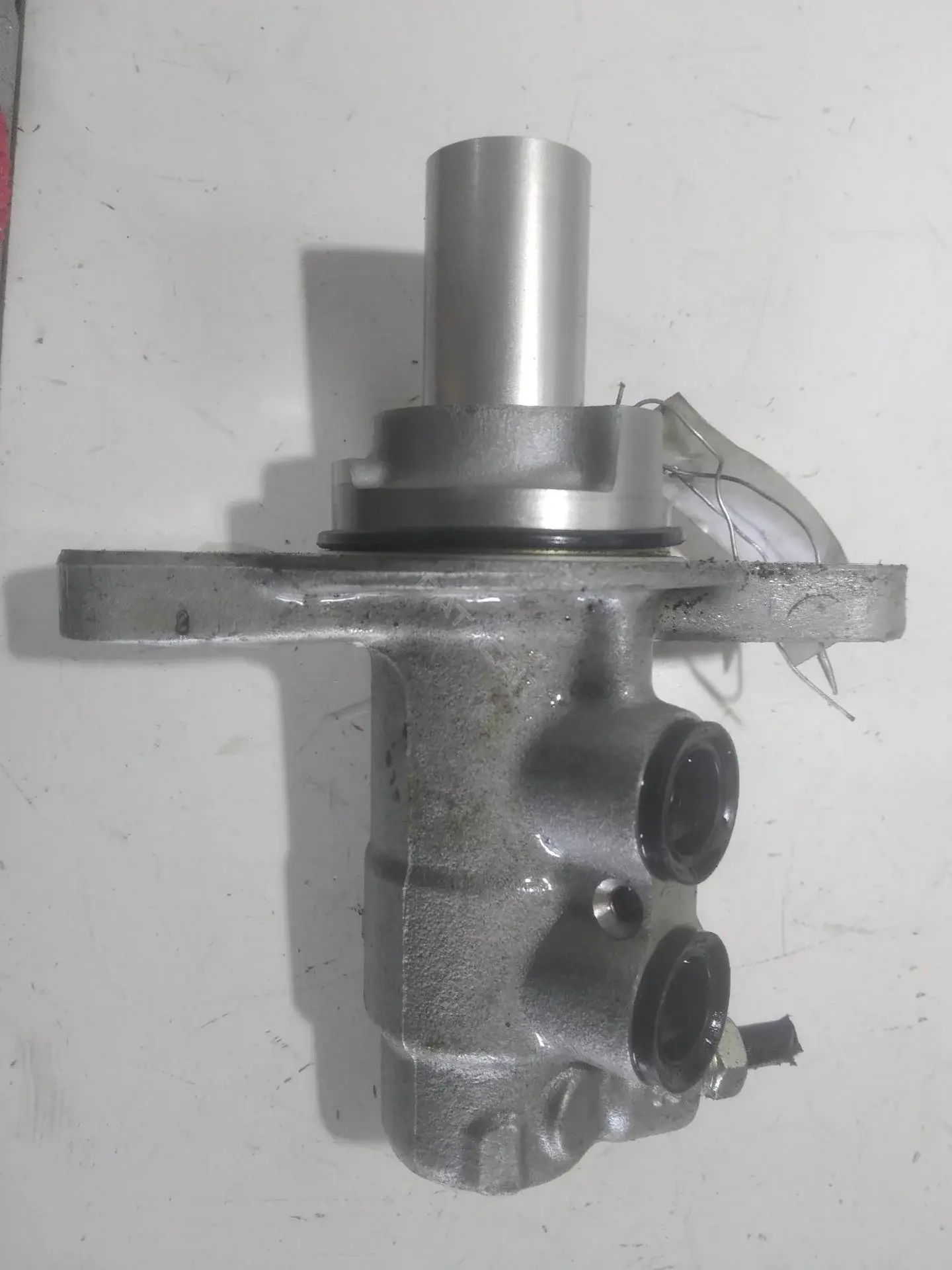 Главный тормозной цилиндр 53771203