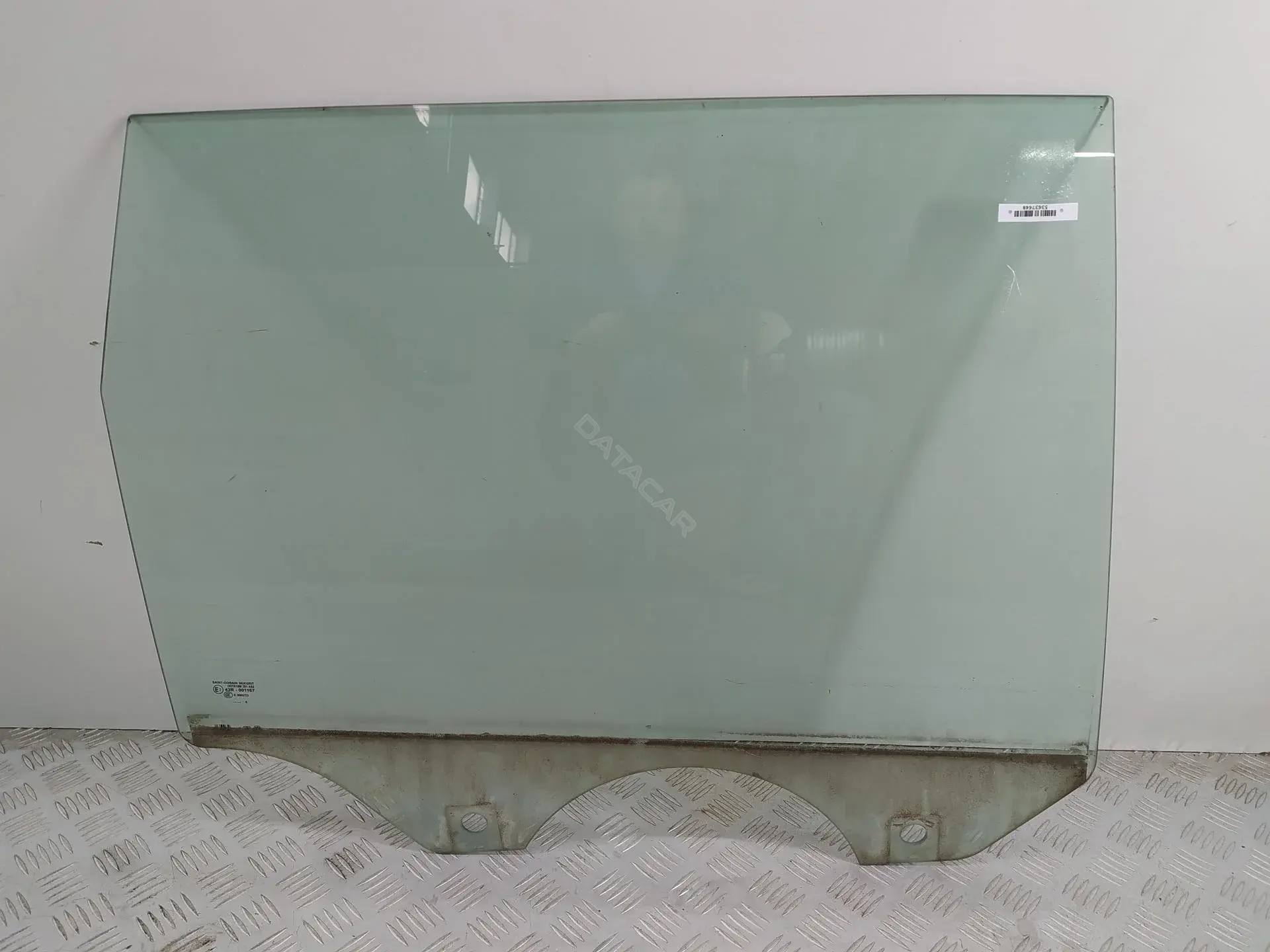 Стекло двери 7L0845206D