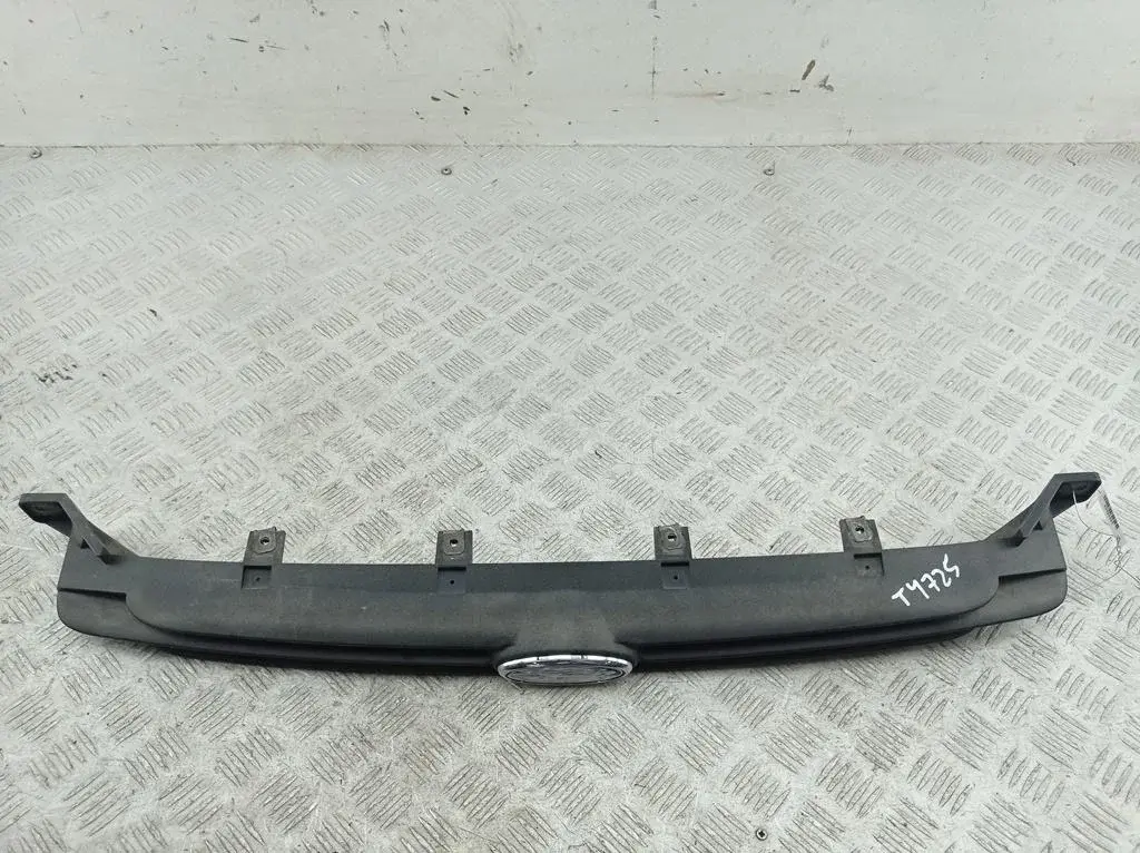 Решетка радиатора 95AB8200AB