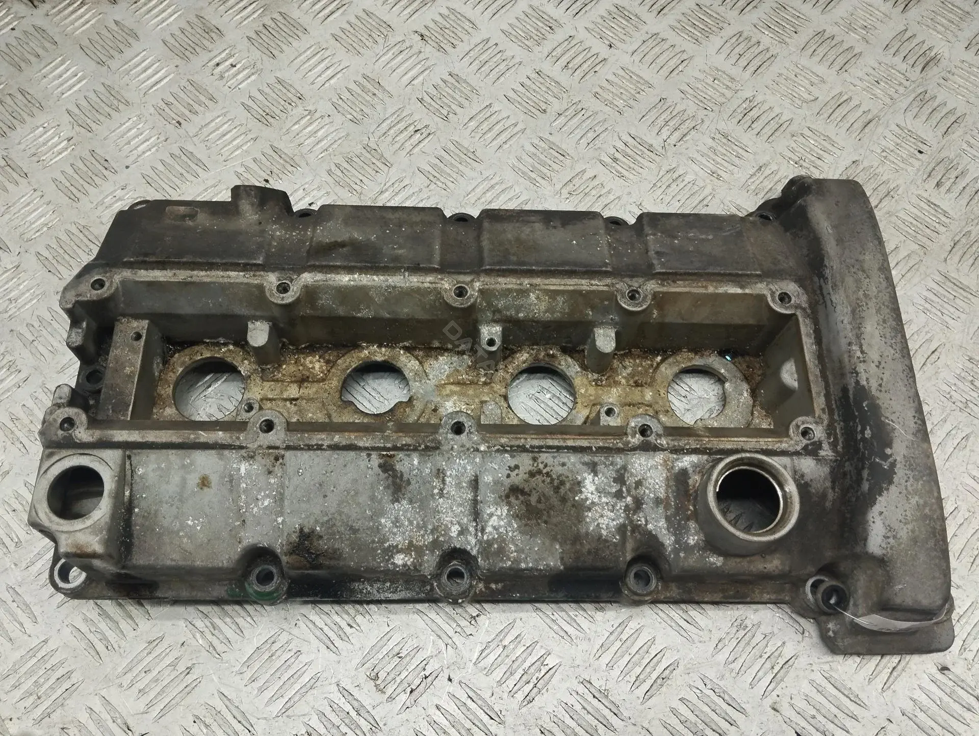 Крышка клапанная YM2G6582AA