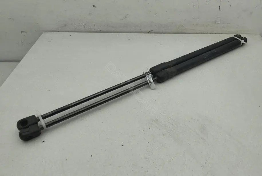 Амортизатор крышки багажника, капота, заднего стекла 5L6827550