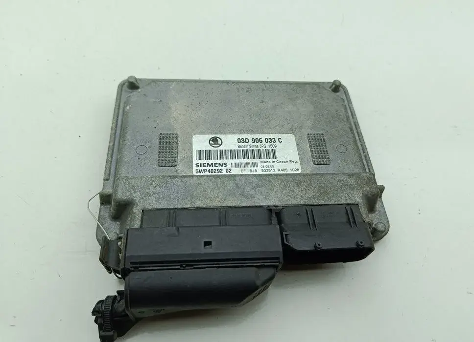 Блок управления двигателем 03D906033C