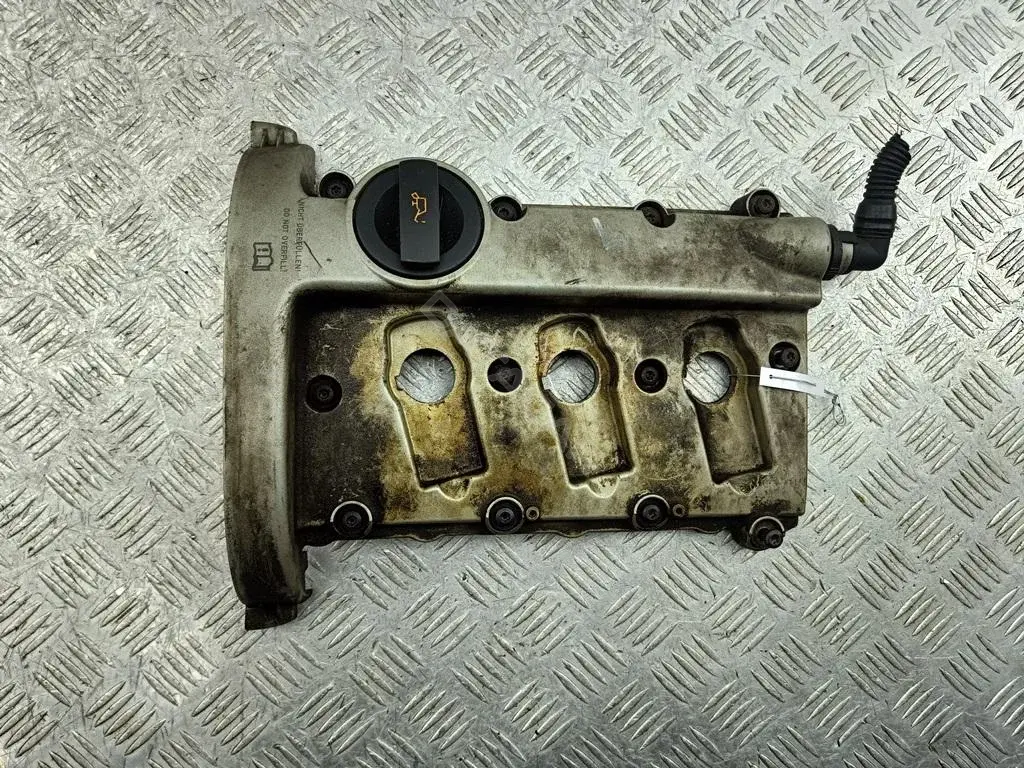 Крышка клапанная 06C103471F
