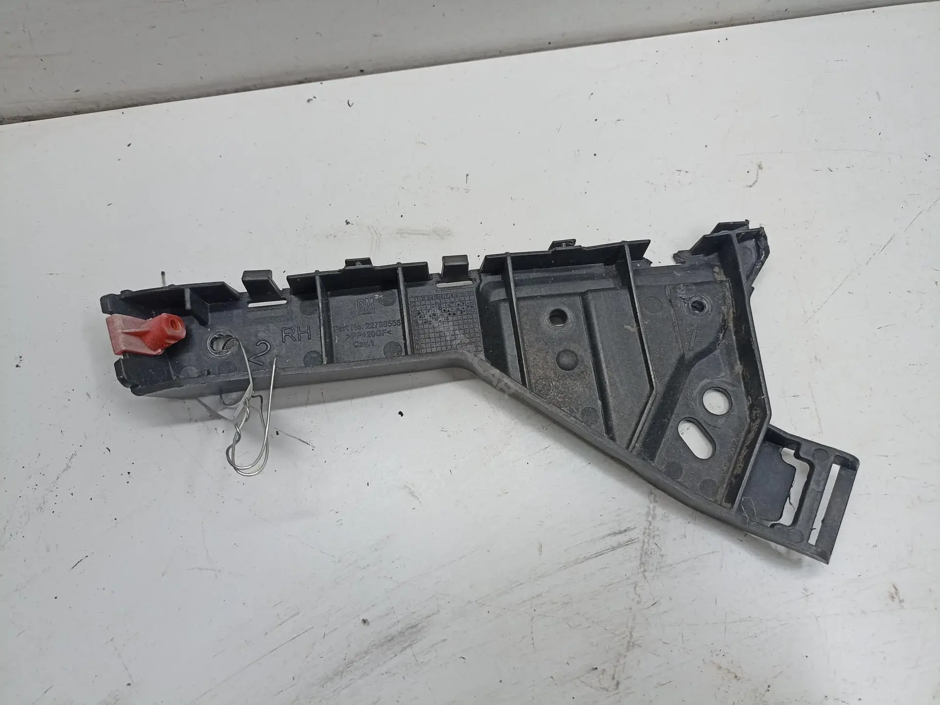 Кронштейн-направляющая бампера 22798556