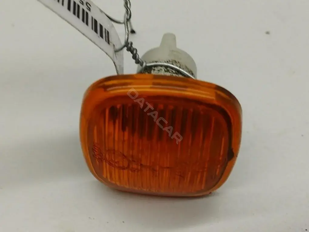 Повторитель передний 4D0939101