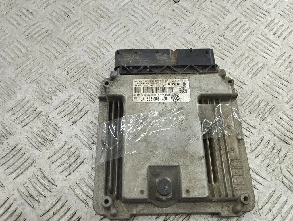 Блок управления двигателем 0281014133, 074906032AT