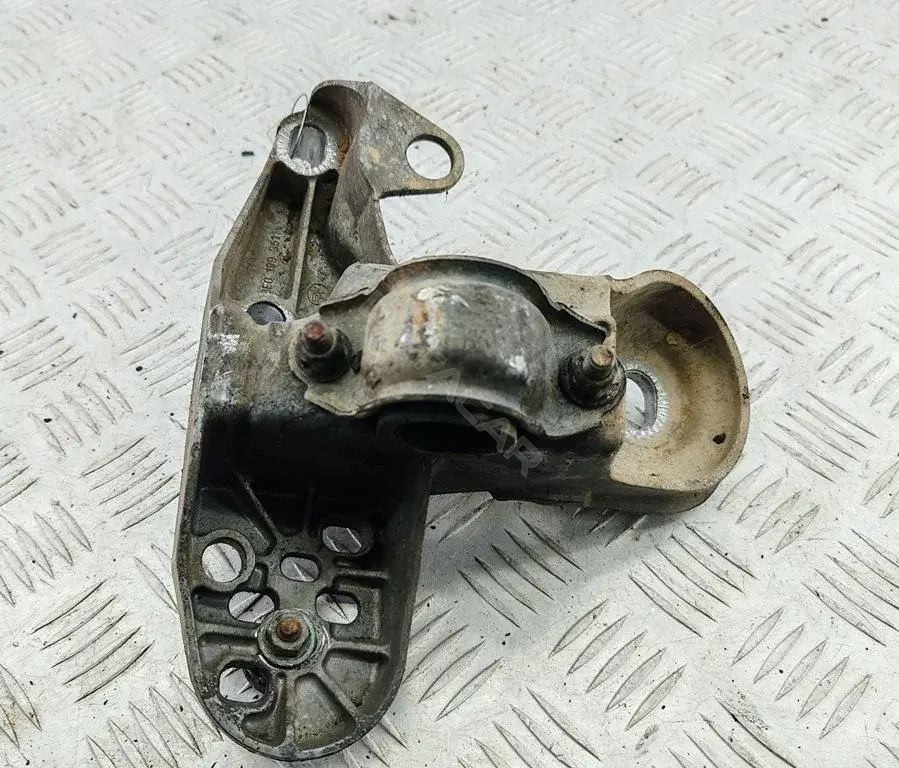 Скоба стабилизатора 8E0199351M