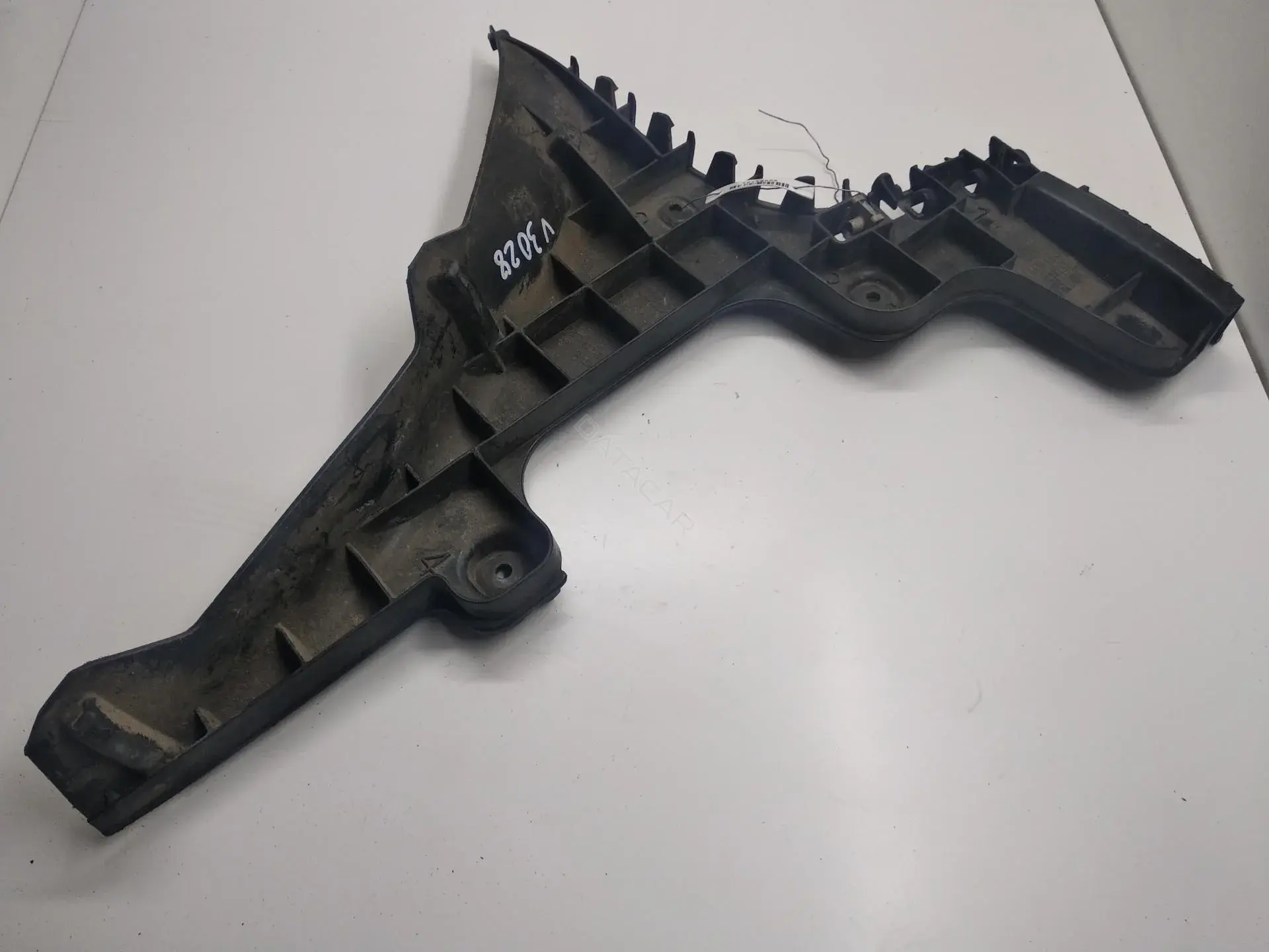 Кронштейн-направляющая бампера 8P3807377A