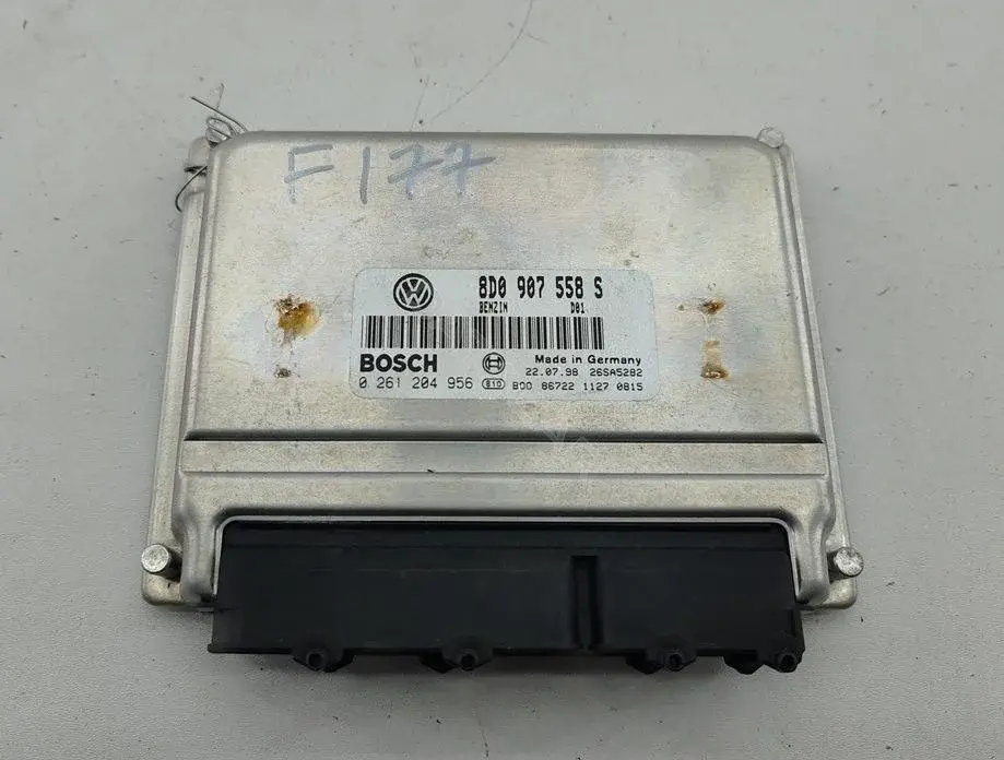 Блок управления двигателем 8D0907558S
