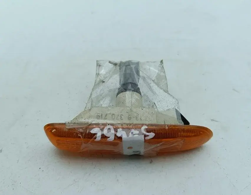 Повторитель передний 8370719