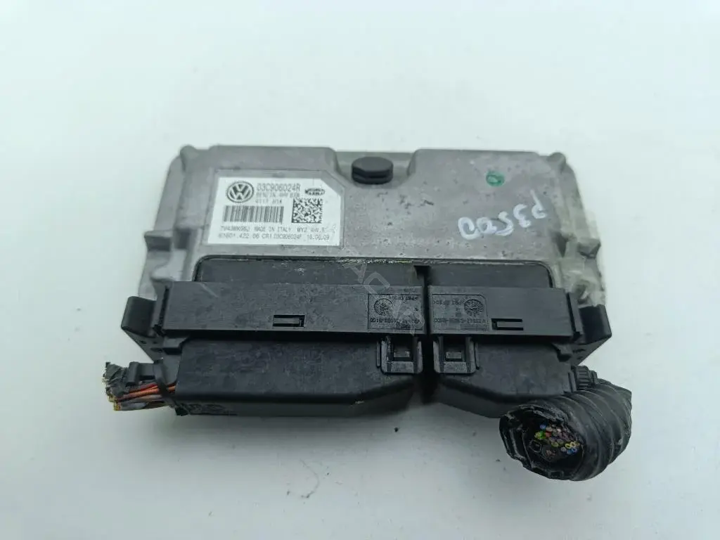 Блок управления двигателем 03C906024R