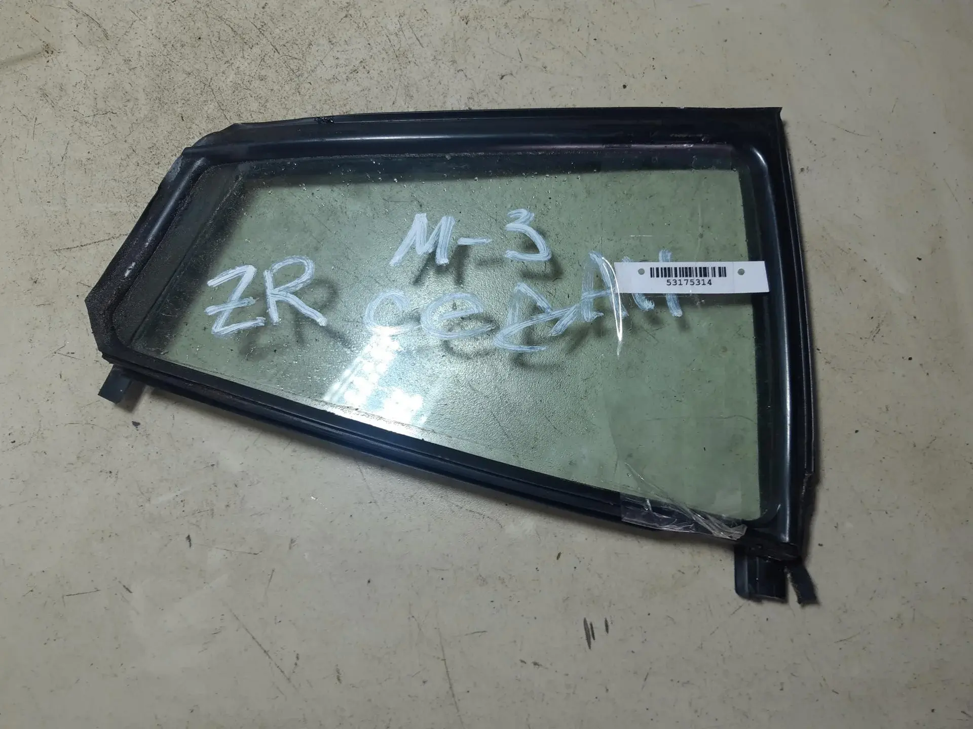 Форточка задняя правая BN8V72661A