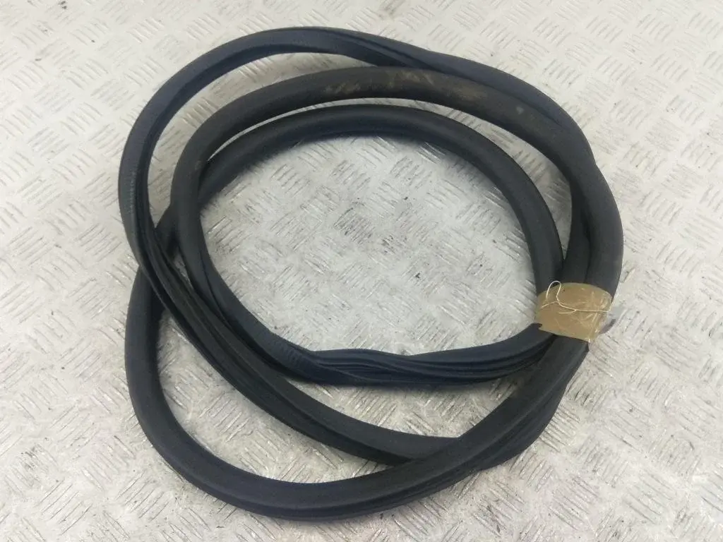 Уплотнитель двери 53527489