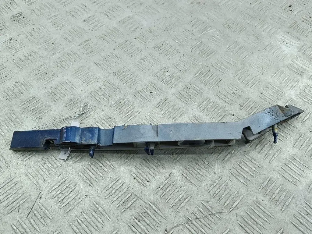 Кронштейн-направляющая бампера 3M5117D959A