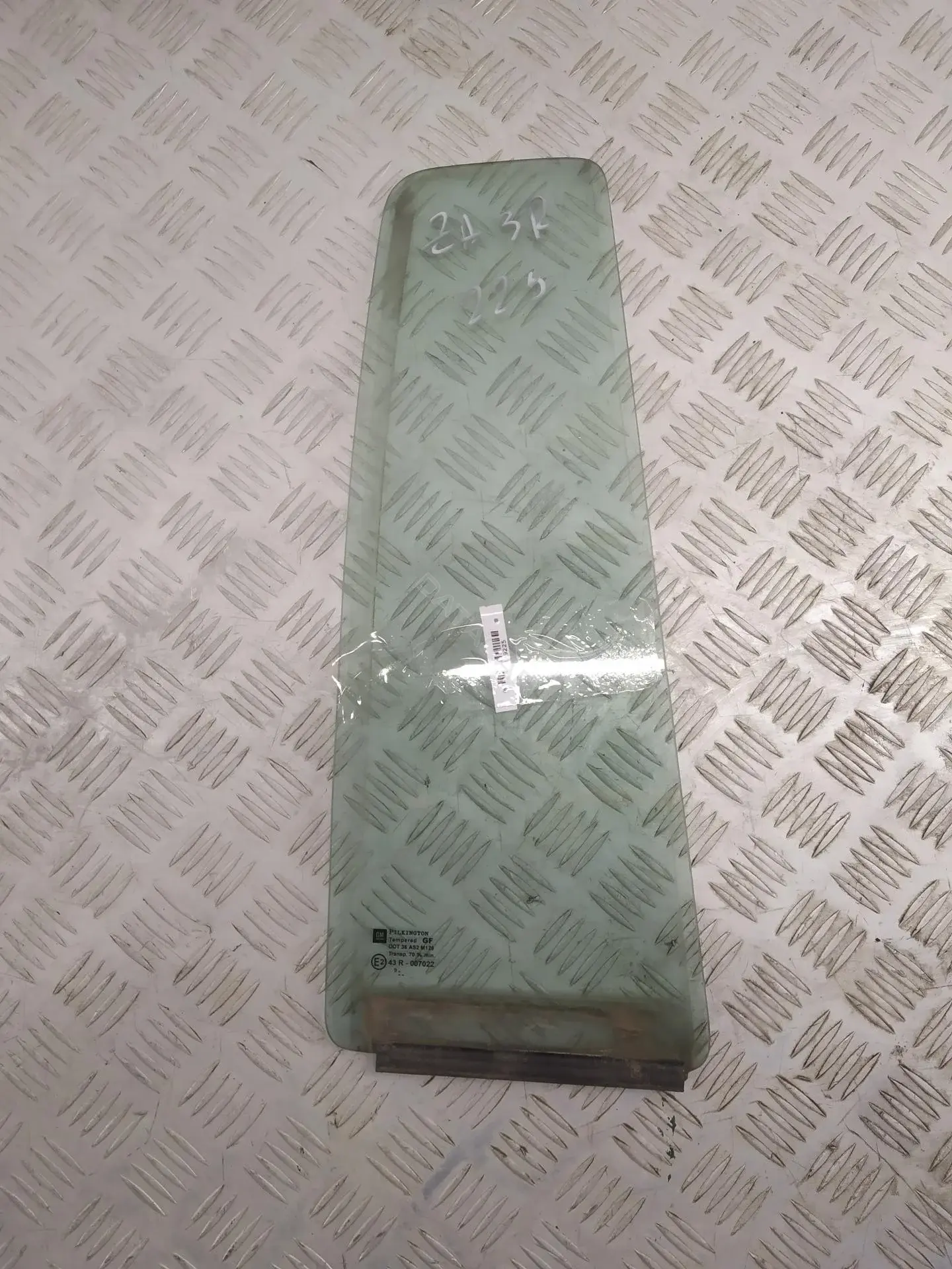 Форточка задняя правая 53439225