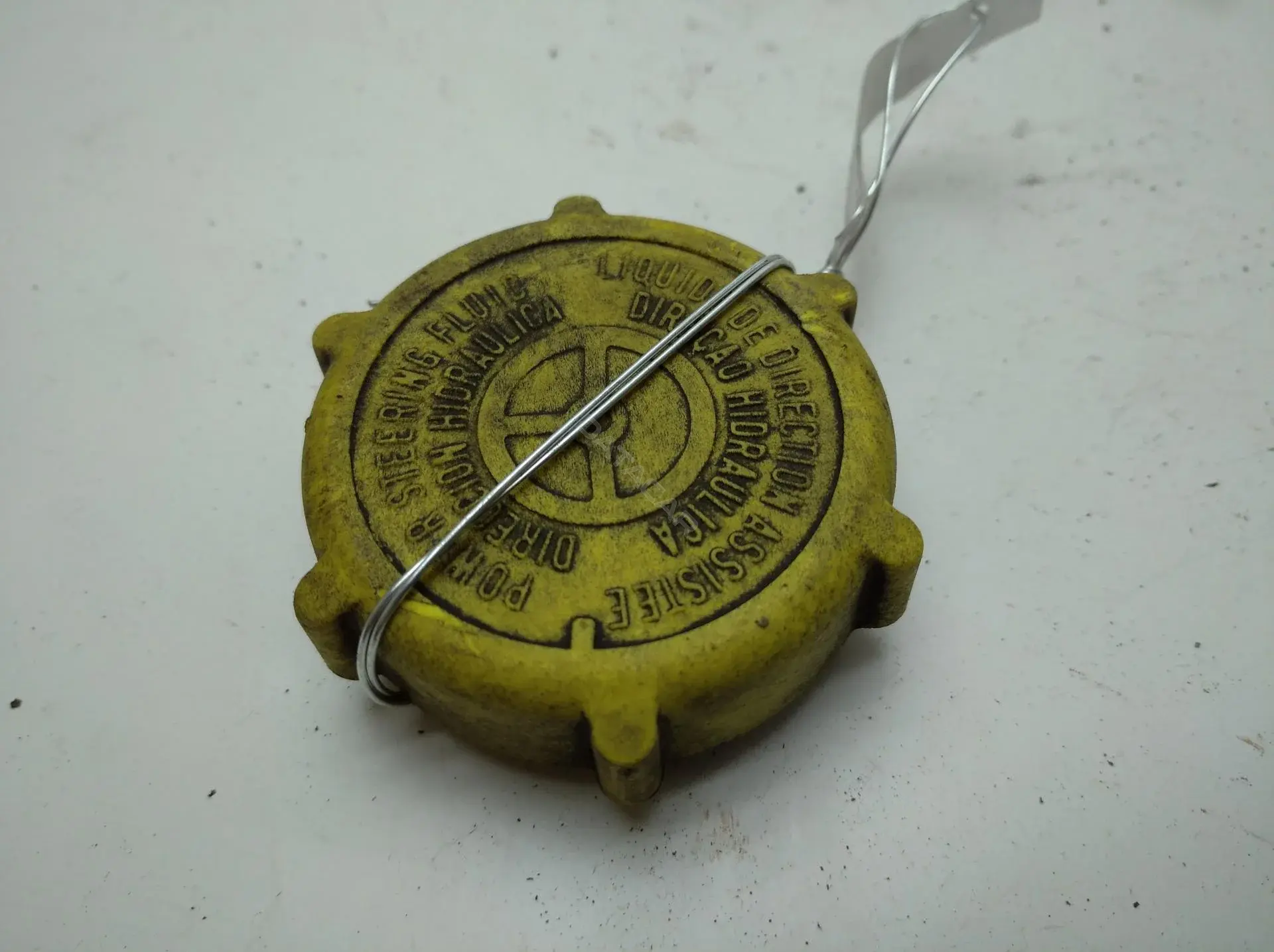 Крышка бачка гидроусилителя f23c3f781ba