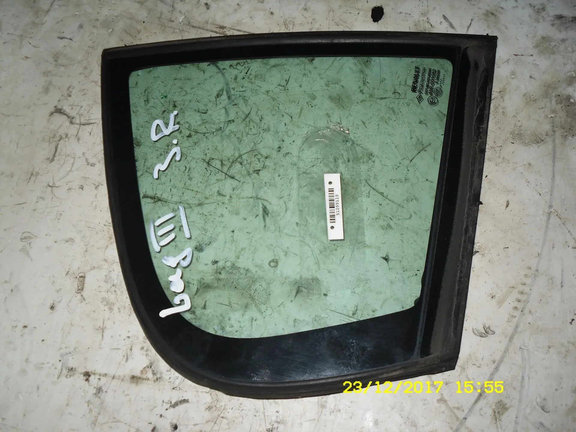 Форточка задняя правая 51099119